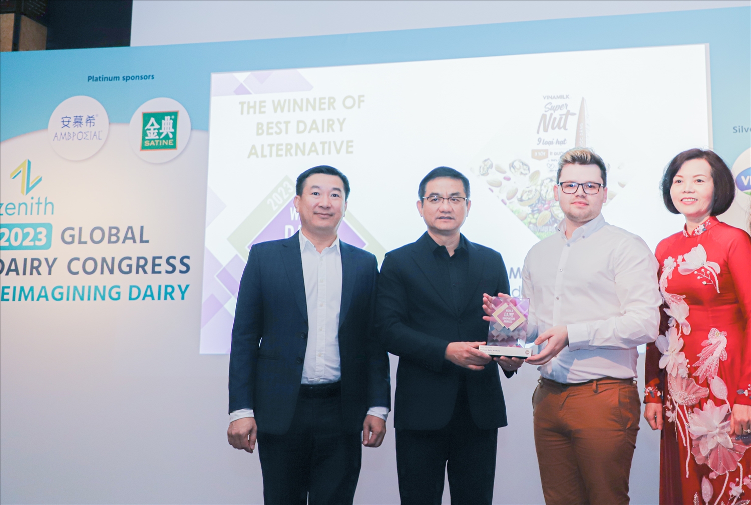 Đại diện Vinamilk nhận giải “Quán quân” ở hạng mục “Sản phẩm thay thế sữa tốt nhất” (Best Dairy Alternative) cho sản phẩm Sữa 9 Loại Hạt Vinamilk Super Nut tại Hội Nghị Sữa Toàn Cầu 2023 (World Dairy Innovation Awards 2023) diễn ra tại Anh Quốc tháng 6 vừa qua. (Ảnh: Vinamilk).