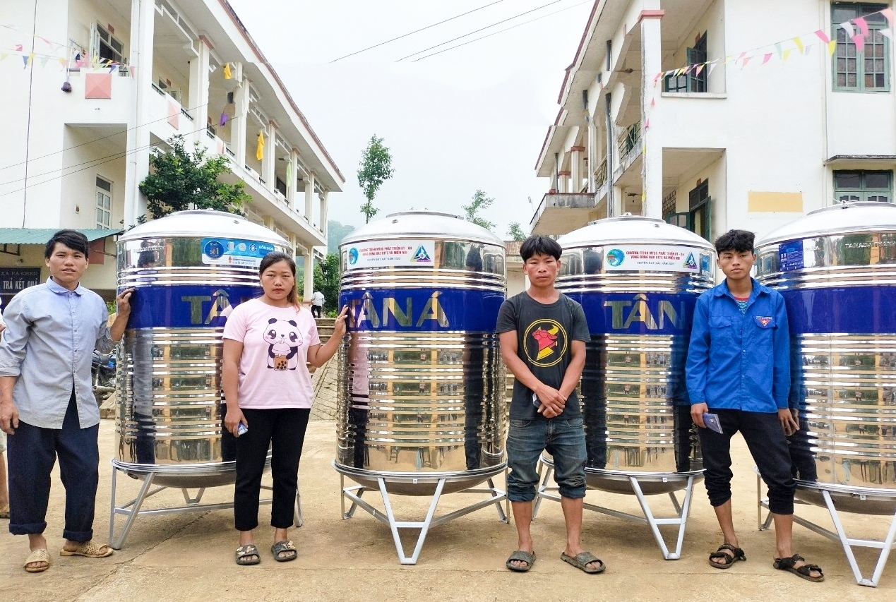 Hộ nghèo DTTS trên địa bàn huyện Bát Xát, tỉnh Lào Cai được hỗ trợ bồn nước cho theo nội dung số 04, Dự án 1. Ảnh: Trọng Bảo