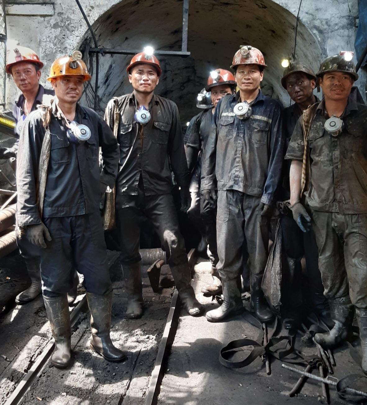 Những công nhân khi mới bước ra từ hầm lò khai thác than Khe Bố