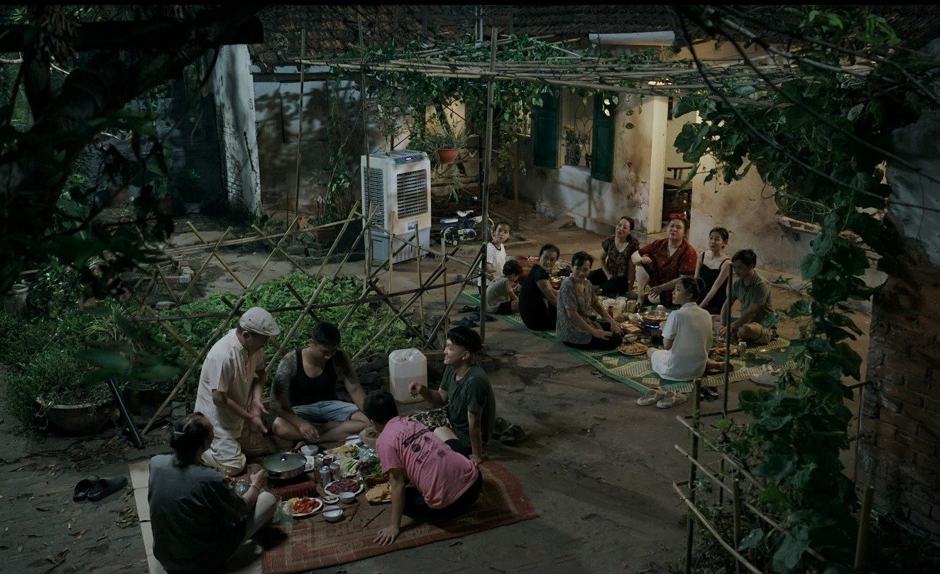 Bối cảnh của phim "Làng trong phố" là xóm trọ của người dân lao động nghèo