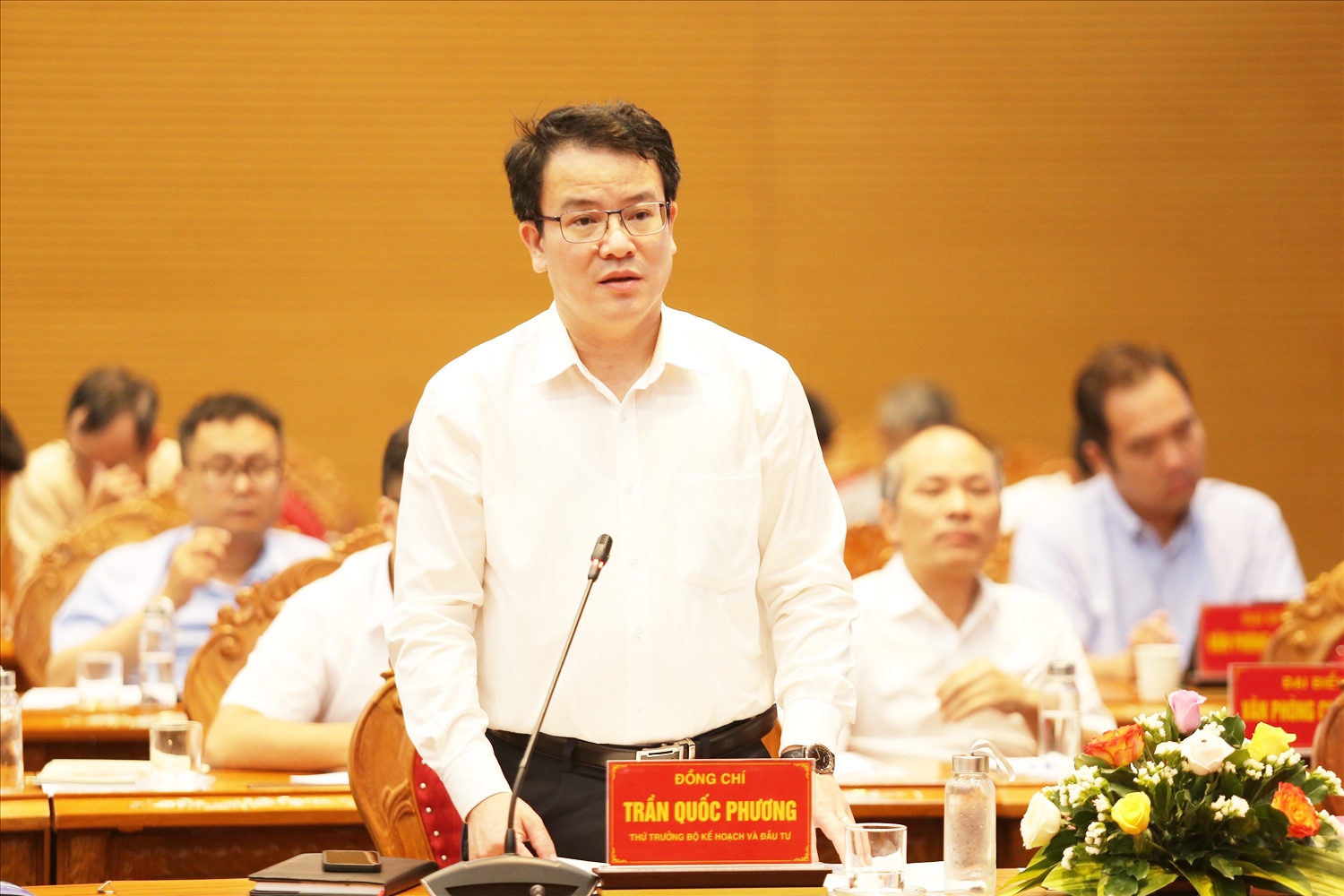 Ông Trần Quốc Phương - Thứ trưởng Bộ Kế hoạch và Đầu tư báo cáo kết quả thực hiện các Chương trình MTQG tại hội nghị
