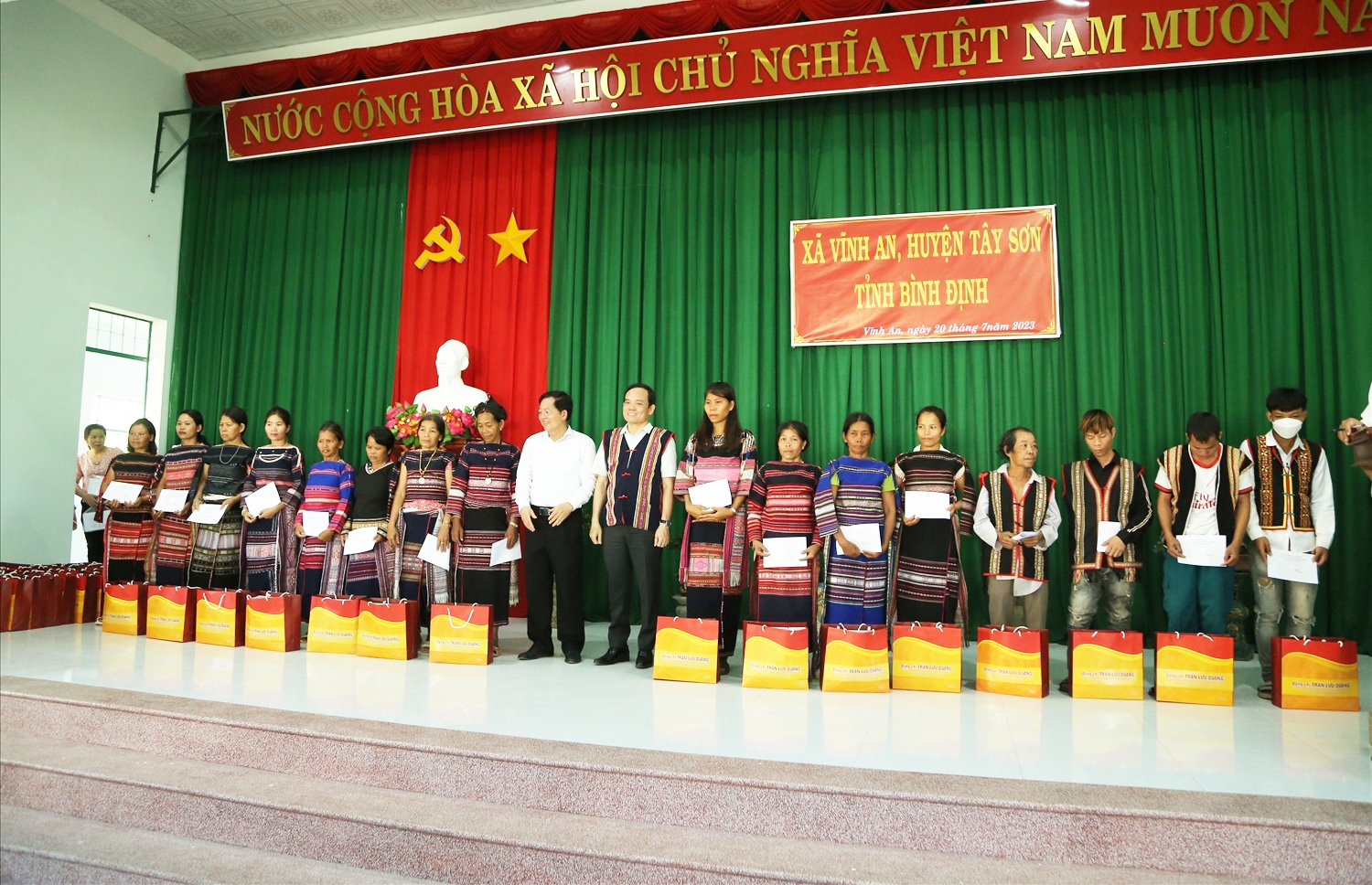 Phó Thủ tướng Trần Lưu Quang tặng quà cho bà con xã Vĩnh An