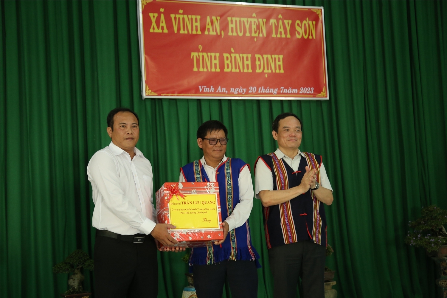Phó Thủ tướng Trần Lưu Quang tặng quà cho UBND xã Vĩnh An