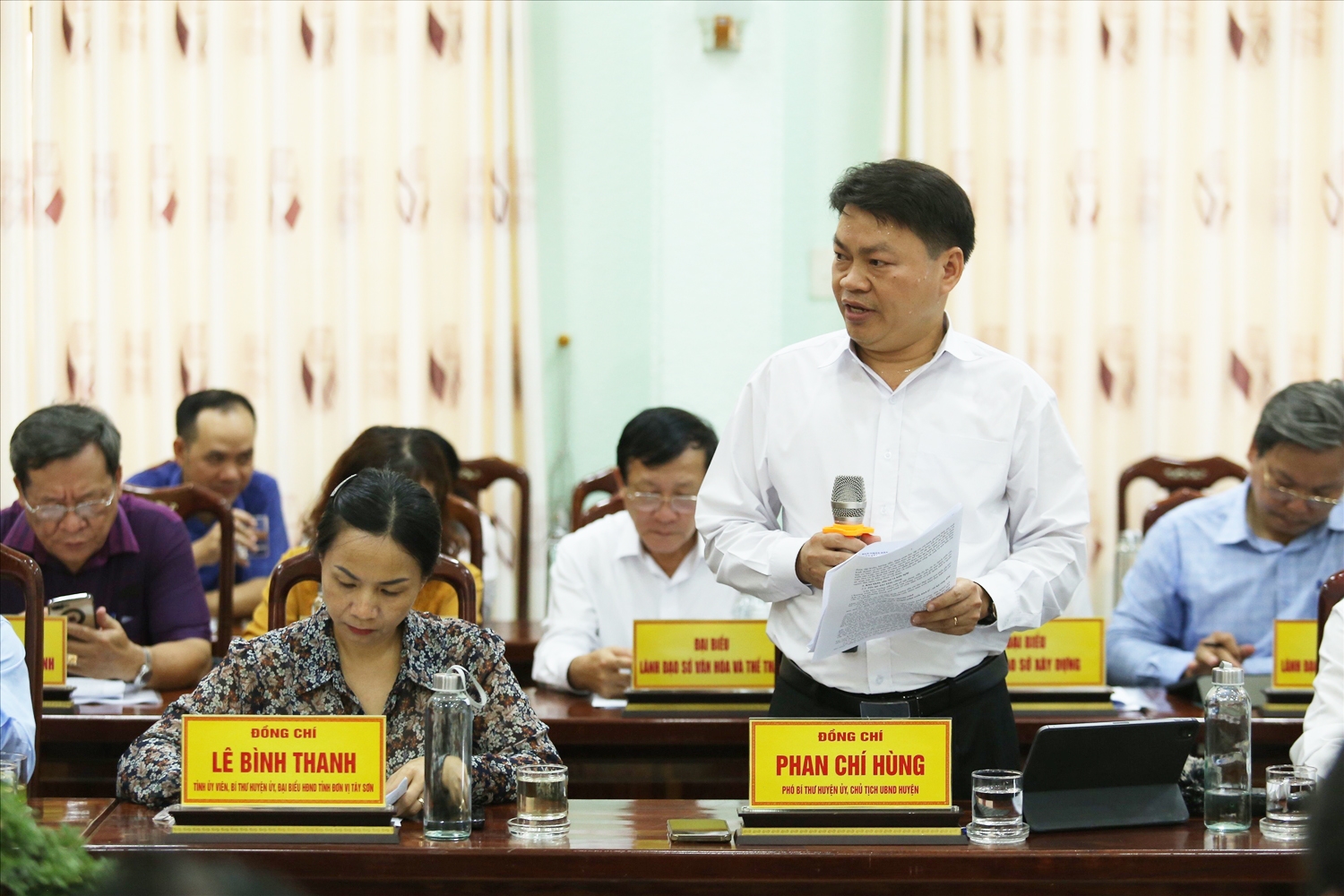 Ông Phan Chí Hùng - Chủ tịch UBND huyện Tây Sơn báo cáo về việc thực hiện các Chương trình MTQG trên địa bàn huyện
