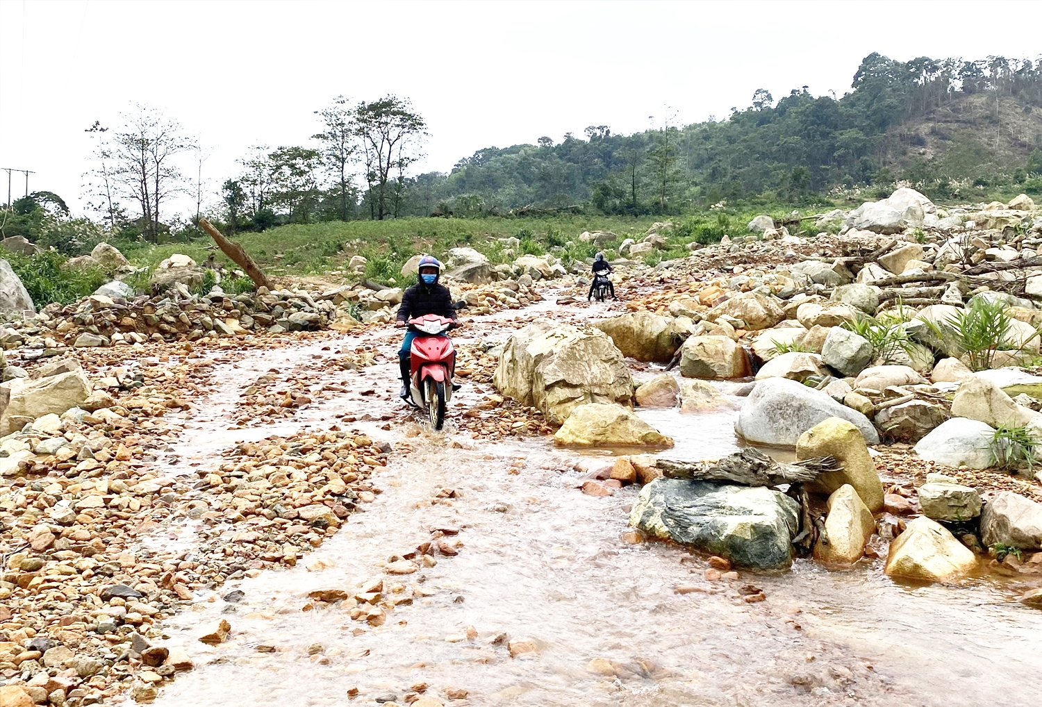 Đoạn đầu tuyến đường từ trung tâm xã Hướng Sơn vào 2 thôn Cát, Trỉa