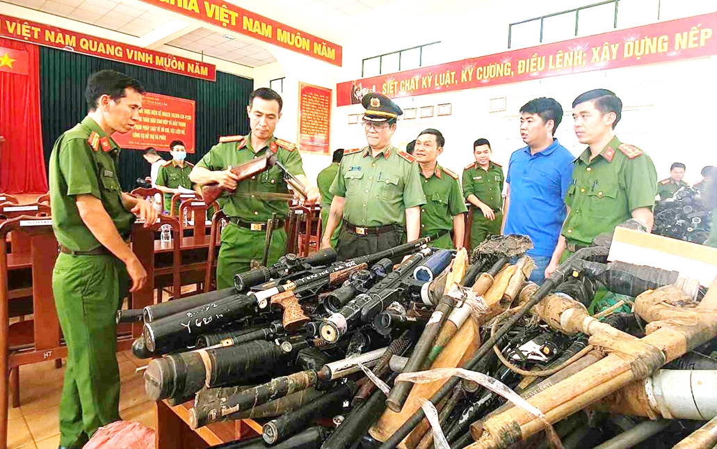 Thiếu tướng Lê Vinh Quy, Giám đốc Công an tỉnh Đắk Lắk (ở giữa) kiểm tra số lượng vũ khi thu hồi