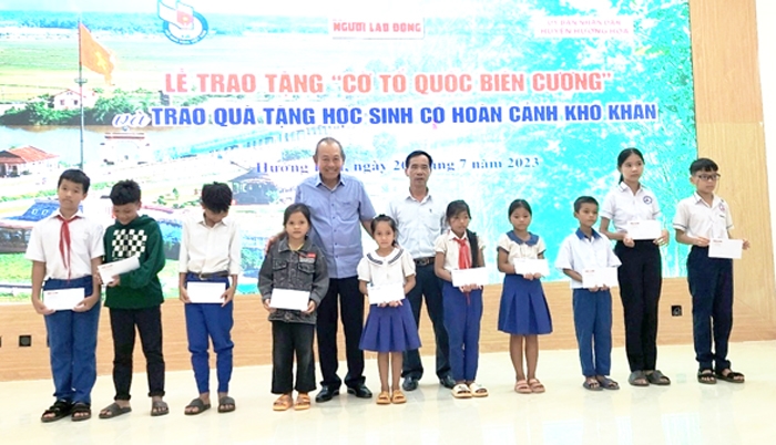 Nguyên Phó Thủ tướng Thường trực Chính Phủ Trương Hòa Bình cùng lãnh đạo huyện Hướng Hóa (Quảng Trị) trao học bổng cho học sinh nghèo vùng biên huyện Hướng Hóa 