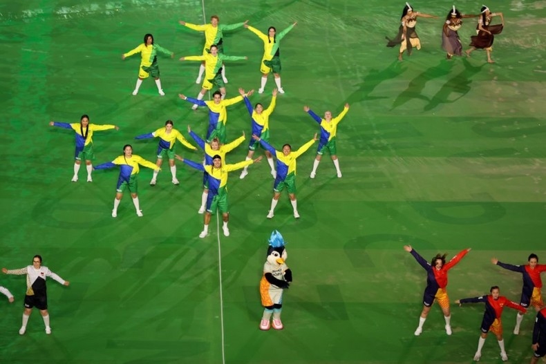 Các vũ công khoác trên mình màu áo của các đội tuyển tham dự World Cup nữ 2023. (Ảnh: Getty)