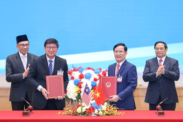 Hai Thủ tướng cùng chứng kiến Lễ ký Bản ghi nhớ giữa Liên đoàn Thương mại và Công nghiệp Việt Nam và Phòng Thương mại và Công nghiệp Quốc gia Malaysia - Ảnh: VGP/Nhật Bắc