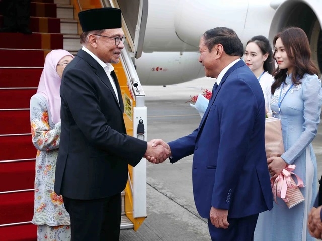 Bộ trưởng Bộ Văn hoá, Thể thao và Du lịch Nguyễn Văn Hùng đón Thủ tướng Malaysia Anwar Ibrahim và Phu nhân tại Sân bay quốc tế Nội Bài. Ảnh: TTXVN