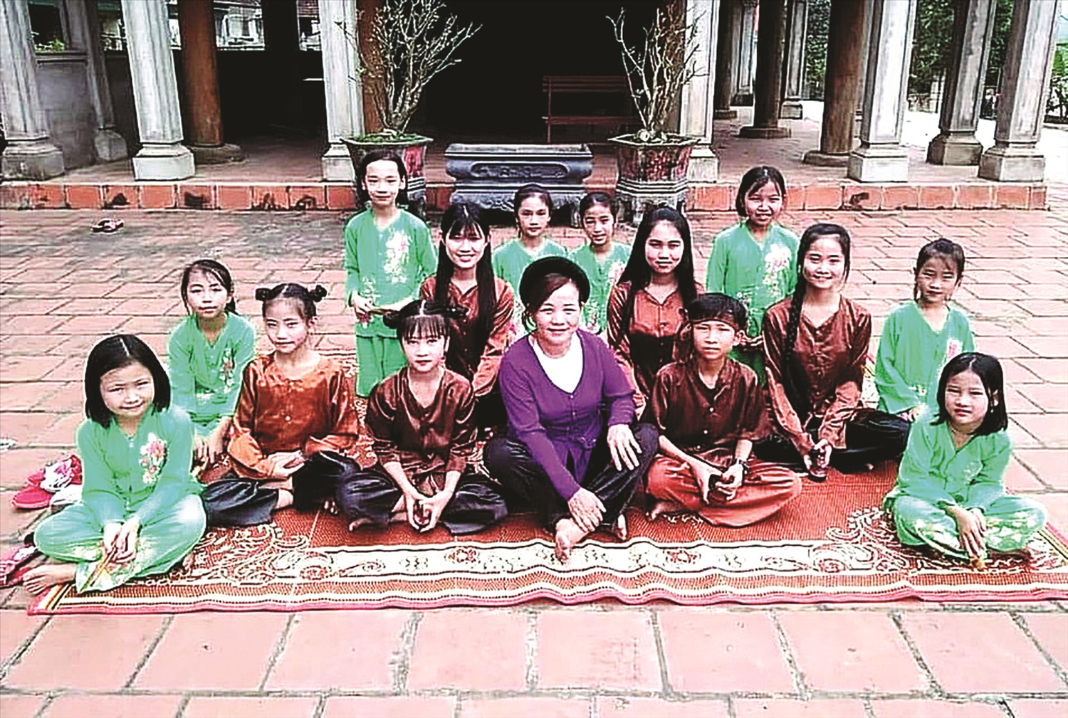 Nghệ nhân Võ Thị Hồng Vân (Thanh Chương, Nghệ An) với các em học sinh tại lớp dạy dân ca miễn phí.