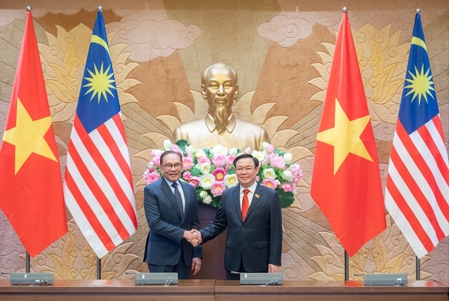 Chủ tịch Quốc hội Vương Đình Huệ và Thủ tướng Malaysia Anwar Ibrahim - Ảnh: Quochoi.vn