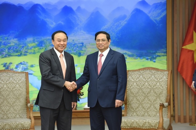 Thủ tướng Phạm Minh Chính và Bộ trưởng Bộ Y tế Lào Bounfeng Phoummalaysith - Ảnh: VGP/Nhật Bắc
