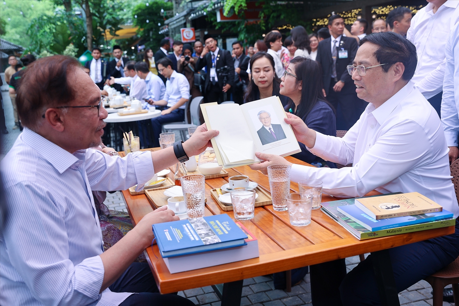 Thủ tướng Phạm Minh Chính giới thiệu và tặng Thủ tướng Malaysia Anwar Ibrahim cuốn sách của Tổng Bí thư Nguyễn Phú Trọng - Ảnh: VGP/Nhật Bắc