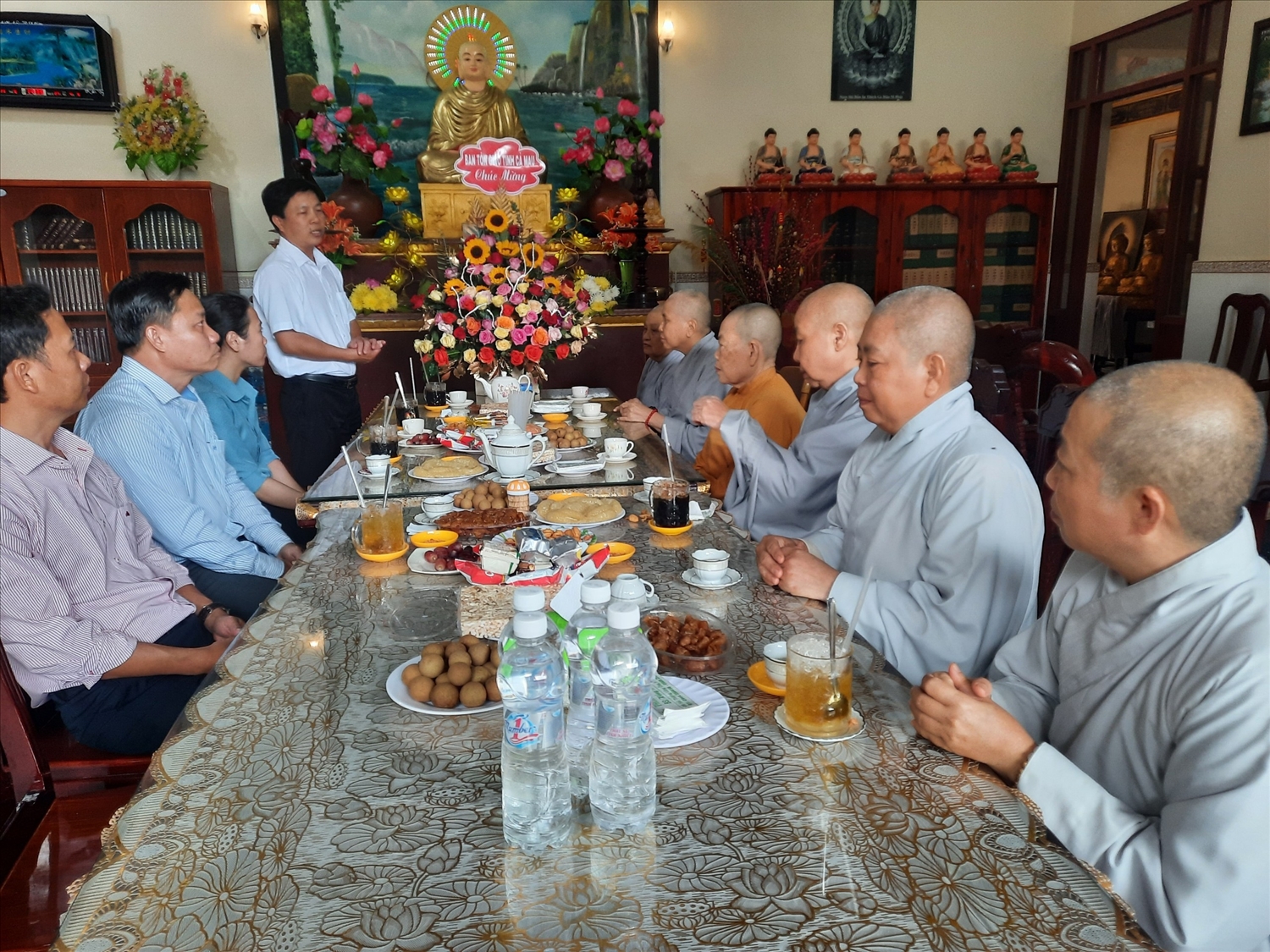 Ông Ngô Thanh Liêm trao quà đến Ni sư Thích Nữ Diệu Chánh, Phó Ban Trị sự GHPGVN tỉnh Cà Mau