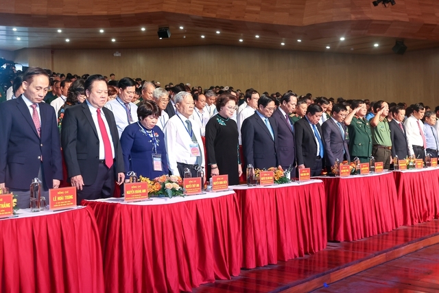 Thủ tướng Phạm Minh Chính và các đại biểu mặc niệm tưởng nhớ các Anh hùng Liệt sĩ - Ảnh: VGP/Nhật Bắc