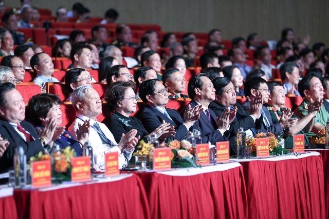 Thủ tướng Phạm Minh Chính và các đại biểu tham dự Hội nghị biểu dương người có công với cách mạng tiêu biểu toàn quốc năm 2023 - Ảnh: VGP/Nhật Bắc