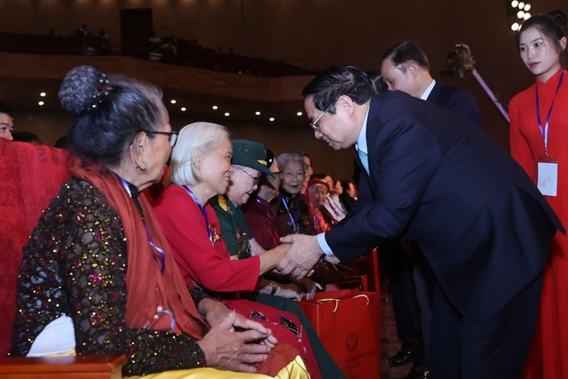Thủ tướng Phạm Minh Chính thăm hỏi các Mẹ Việt Nam Anh hùng tham dự Hội nghị biểu dương người có công với cách mạng tiêu biểu toàn quốc năm 2023 - Ảnh: VGP/Nhật Bắc