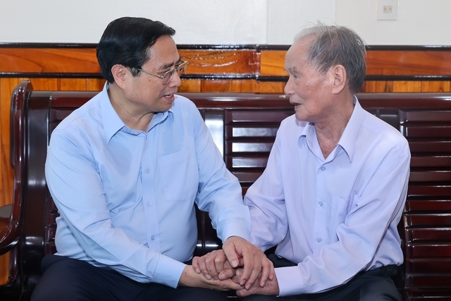 Thủ tướng Phạm Minh Chính trò chuyện với đồng chí Nguyễn Trung Chính, 94 tuổi, là cán bộ tiền khởi nghĩa - Ảnh: VGP/Nhật Bắc