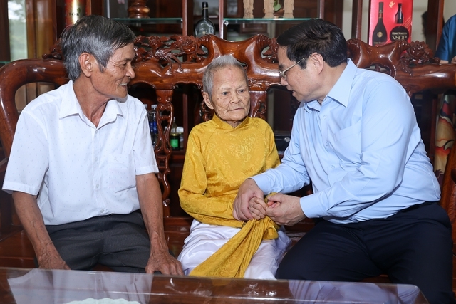 Thủ tướng Phạm Minh Chính thăm Bà mẹ Việt Nam anh hùng, người có công giúp đỡ cách mạng Nguyễn Thị Vàng, 100 tuổi - Ảnh: VGP/Nhật Bắc