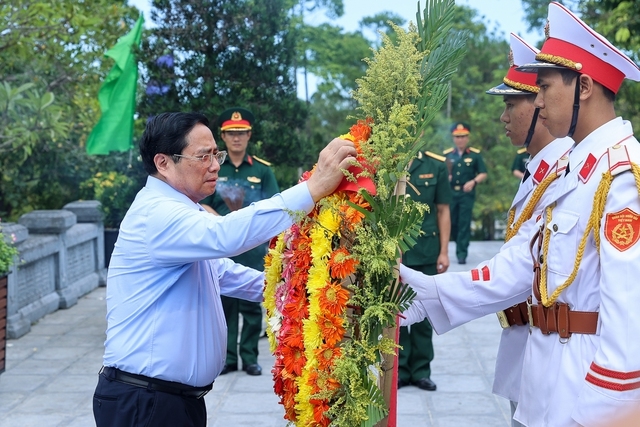 Thủ tướng Phạm Minh Chính và đoàn công tác dâng hoa tưởng nhớ các anh hùng liệt sĩ đặt tại nghĩa trang liệt sĩ thành phố Huế - Ảnh: VGP/Nhật Bắc