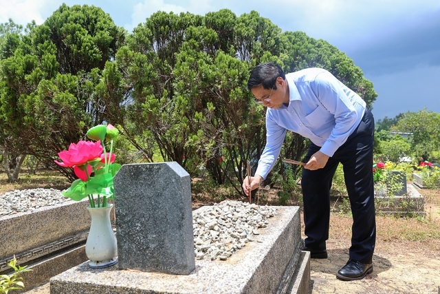 Thủ tướng Phạm Minh Chính thắp hương trên phần mộ các liệt sĩ tại nghĩa trang liệt sĩ thành phố Huế - Ảnh: VGP/Nhật Bắc
