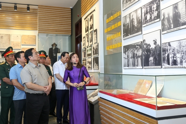 Thủ tướng Phạm Minh Chính nghe giới thiệu về cuộc đời hoạt động cách mạng của đồng chí Tố Hữu - Ảnh: VGP/Nhật Bắc
