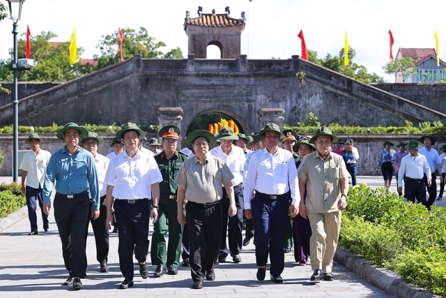 Thủ tướng Phạm Minh Chính và Đoàn công tác tại Thành cổ Quảng Trị - Ảnh: VGP/Nhật Bắc