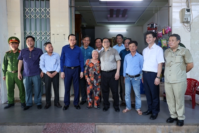 Thủ tướng thăm gia đình bà Nguyễn Thị Én - Ảnh: VGP/Nhật Bắc