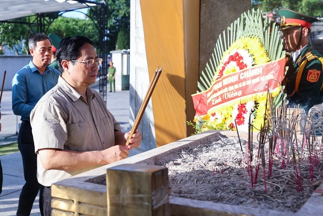 Thủ tướng Phạm Minh Chính dâng hương tại Nghĩa trang Liệt sĩ quốc gia Đường 9 - Ảnh: VGP/Nhật Bắc