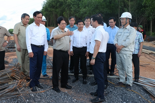 Thủ tướng Phạm Minh Chính đi khảo sát thực địa, nghe báo cáo về một số công trình, dự án giao thông vận tải và công nghiệp trọng điểm trên địa bàn tỉnh Quảng Trị - Ảnh: VGP/Nhật Bắc