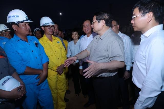 Thủ tướng trao đổi với cán bộ, công nhân của các dự án - Ảnh: VGP/Nhật Bắc