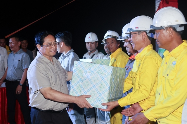Thủ tướng tặng quà động viên cán bộ, công nhân thi công các dự án - Ảnh: VGP/Nhật Bắc
