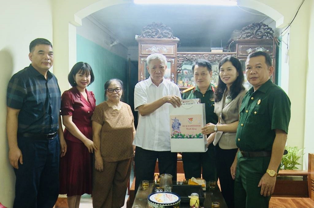 Đồng chí Trần Thanh Nhàn, Tỉnh ủy viên, Bí thư Huyện ủy Chi Lăng, thăm tặng quà các gia đình chính sách, người có công tại thị trấn Đồng Mỏ. (Ảnh: Trung tâm VHTT&TT Chi Lăng)