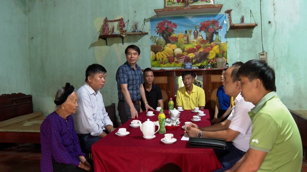 Đồng chí Ngô Quang Trung, Ủy viên Ban Thường vụ Huyện ủy, Phó Chủ tịch HĐND huyện thăm tặng quà gia đình chính sách, người có công tại xã Mai Sao. (Ảnh: Trung tâm VHTT&TT Chi Lăng)