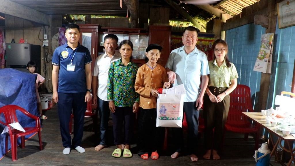 Lãnh đạo Ban Dân vận Huyện ủy tặng quà cho các gia đình chính sách tại xã Vạn Linh. (Ảnh: Trung tâm VHTT&TT Chi Lăng)
