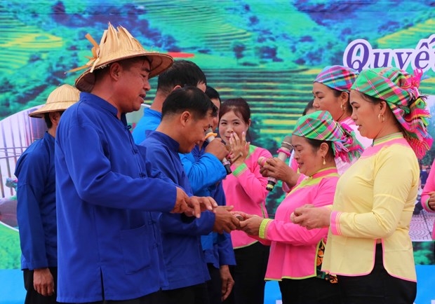 Tái hiện hát se duyên của đồng bào dân tộc Giáy tại lễ hội Háu Đoong. Ảnh: Nguyễn Oanh - TTXVN