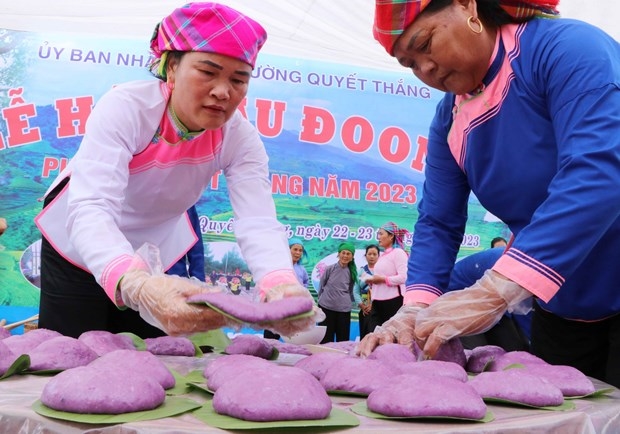 Thi làm bánh giầy tại lễ hội Háu Đoong của đồng bào dân tộc Giáy ở Lai Châu. Ảnh: Nguyễn Oanh - TTXVN