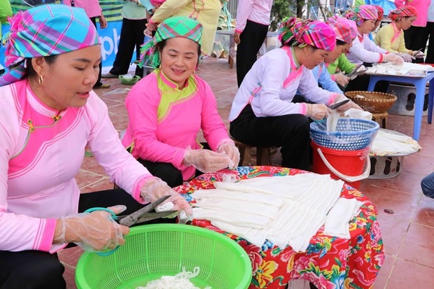Thi cắt bánh phở tại lễ hội Háu Đoong của đồng bào dân tộc Giáy ở Lai Châu. Ảnh: Nguyễn Oanh - TTXVN
