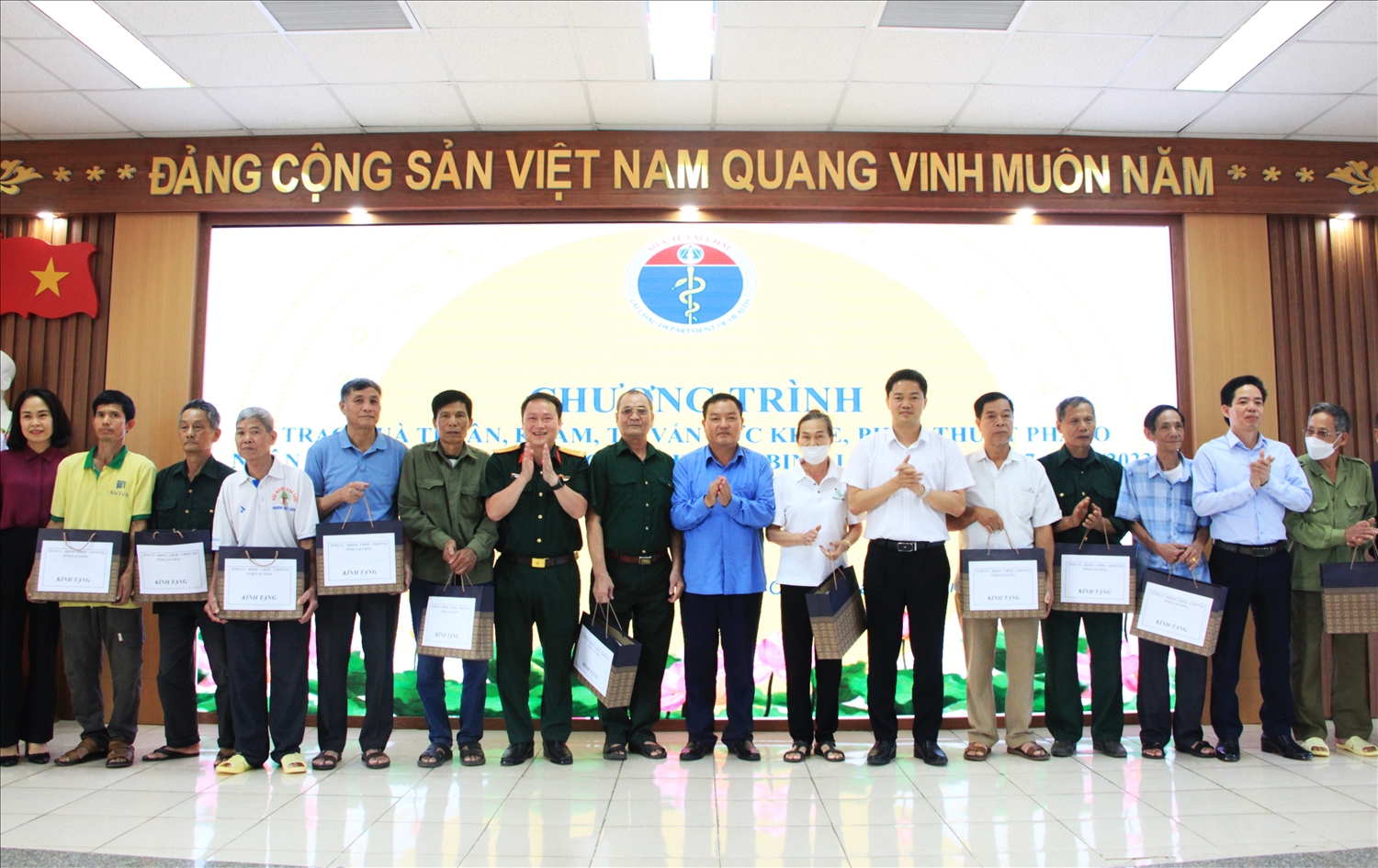 Các đồng chí lãnh đạo tỉnh Lai Châu trao quà và chụp ảnh với thương binh, bệnh binh và thân nhân liệt sĩ tại Chương trình