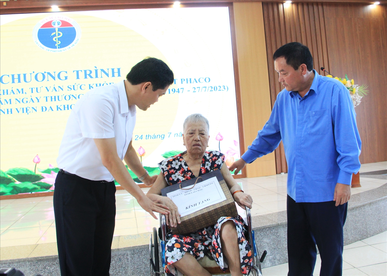 Đồng chí: Vũ Mạnh Hà - Ủy viên Dự khuyết Ban Chấp hành Trung ương Đảng động viên thân nhân gia đình bà Cao Ngọc Kết, ở phường Đông Phong, thành phố Lai Châu