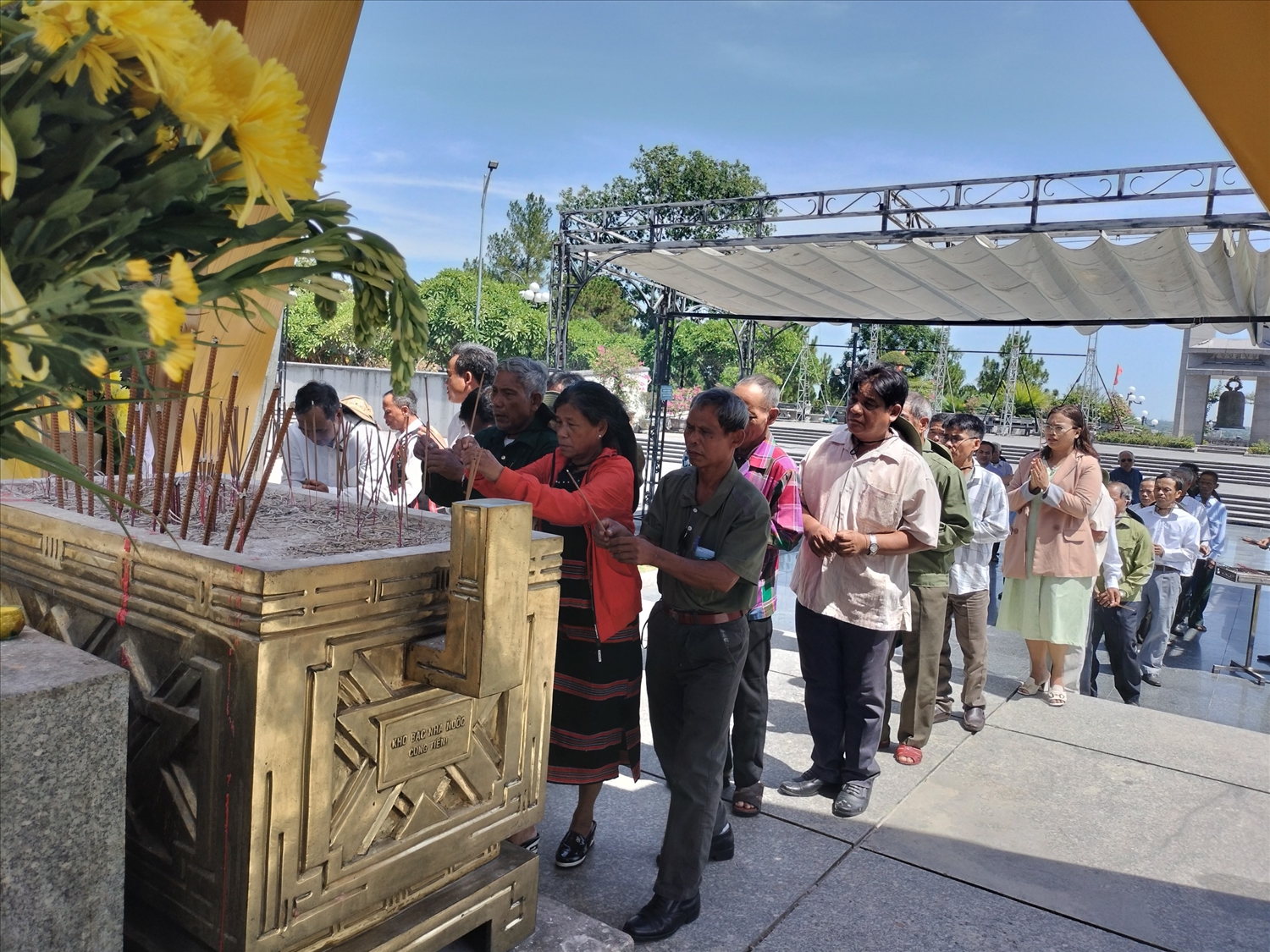 Đoàn dâng hương tưởng niệm các Anh hùng liệt sỹ tại Nghĩa trang liệt sĩ Quốc gia Đường 9, tỉnh Quảng Trị. 