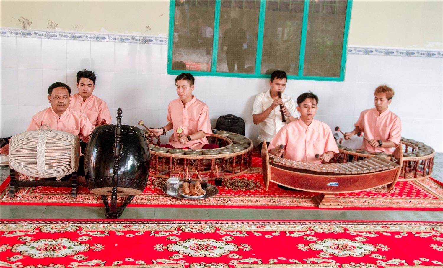 Dàn nhạc ngũ của Hội ĐKSSYN chuyên đi phục vụ miễn phí vào các dịp lễ tết của đồng bào Khme