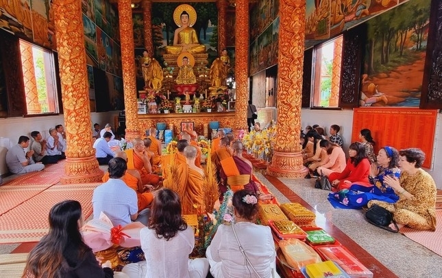 Lễ dâng Y cà sa- Nét văn hóa đặc sắc thể hiện sự tôn kinh của phật tử dành cho các vị chức sắc Phật giáo Nam tông Khmer