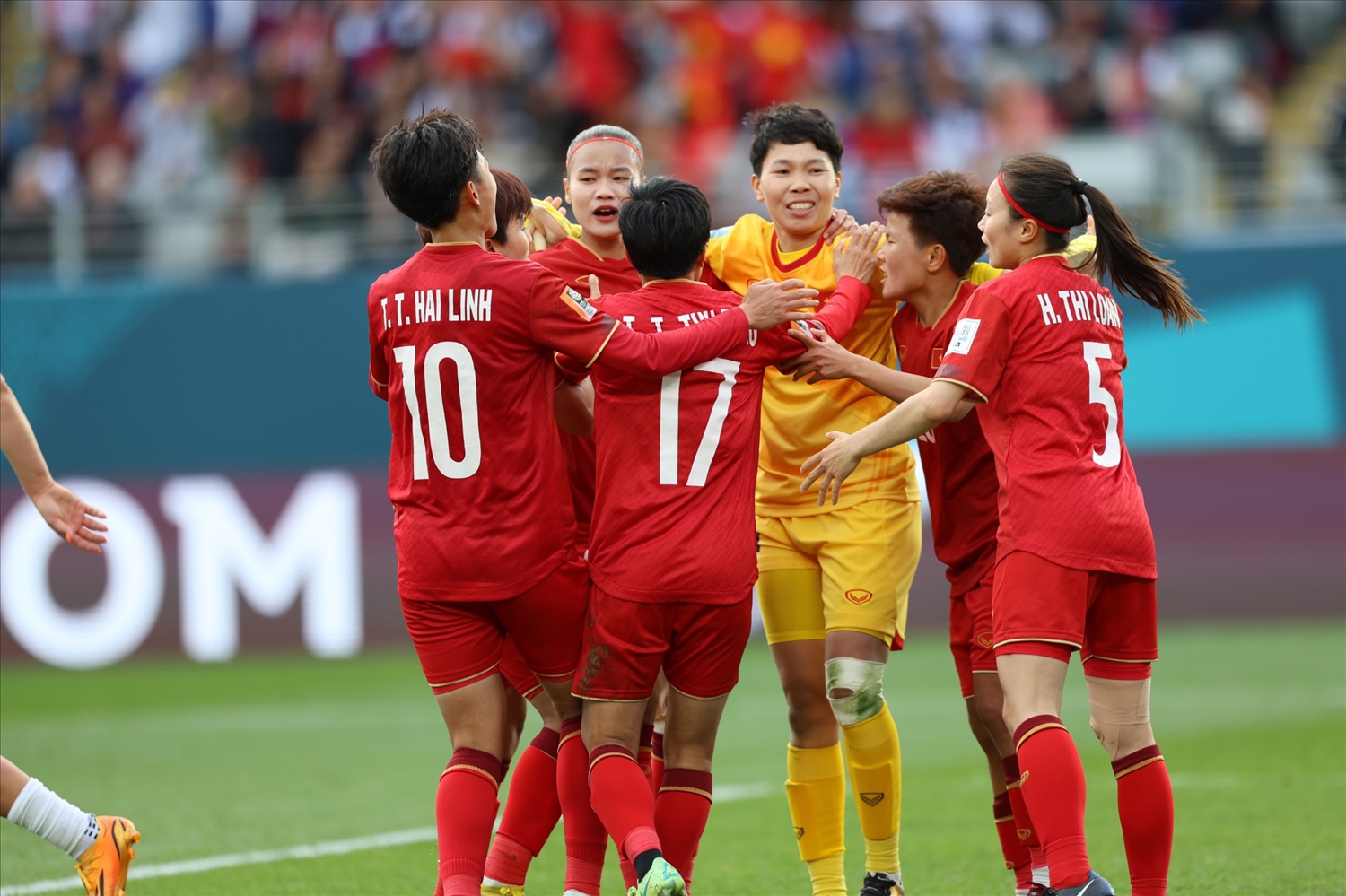 Các tuyển thủ nữ Việt Nam chúc mừng Kim Thanh cản phá thành công quả phạt đền 11m. Ảnh: Đức Đồng