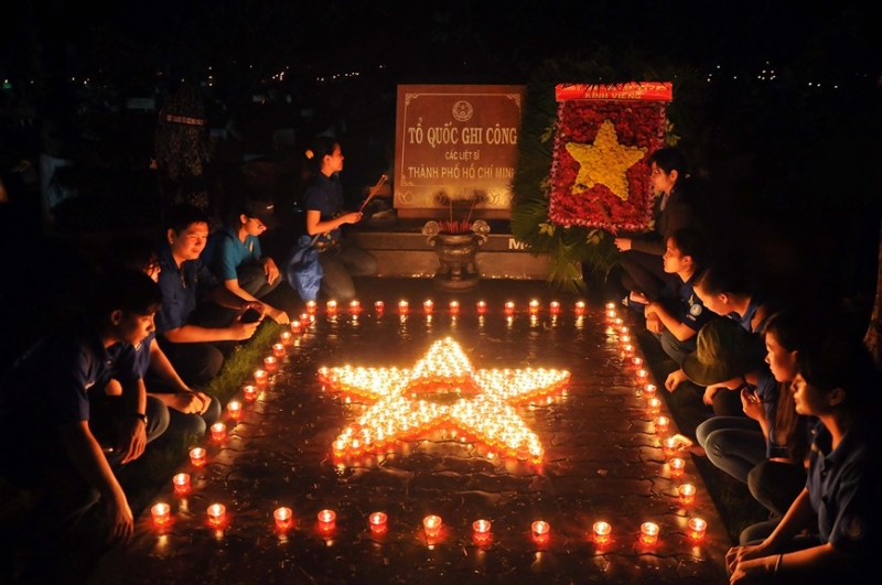 Đoàn viên thanh niên thắp nến tri ân các Anh hùng Liệt sỹ tại Nghĩa trang Liệt sỹ TP. Hồ Chí Minh. (Ảnh: An Hiếu/TTXVN)