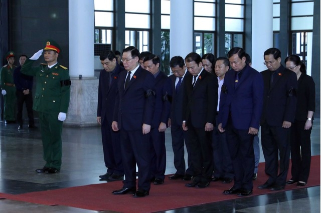 Đoàn Quốc hội do Chủ tịch Quốc hội Vương Đình Huệ dẫn đầu vào viếng đồng chí Nguyễn Khánh. Ảnh VGP