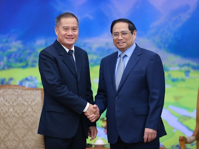 Thủ tướng Phạm Minh Chính và Tổng giám đốc Thông tấn xã Pathet Lào Khampheuy Philapha - Ảnh: VGP/Nhật Bắc