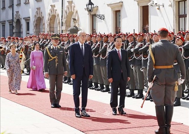 Tổng thống CH Áo Alexander Van der Bellen và Phu nhân chủ trì Lễ đón Chủ tịch nước Võ Văn Thưởng và Phu nhân