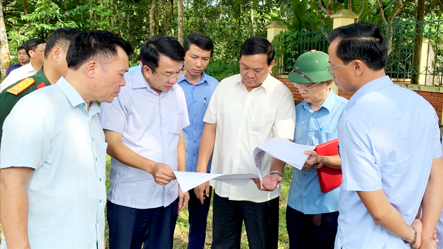Đoàn công tác kiểm tra thực tế công tác quy hoạch tại xã Phú Đình, huyện Định Hóa, tỉnh Thái Nguyên - ảnh: Việt Dũng